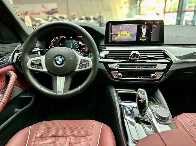 BMW 5 Series 2021 Модификация 525Li M Спортивный костюм интерьер фото 7