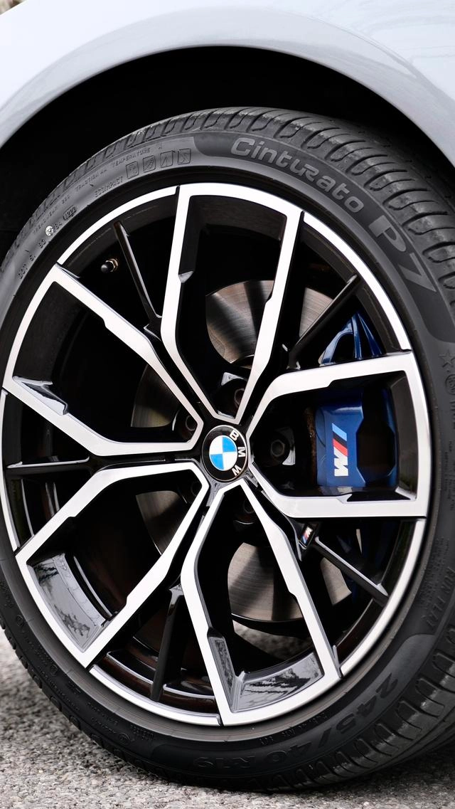 BMW 5 Series 2021 530i M Conjunto deportivo exterior foto 4