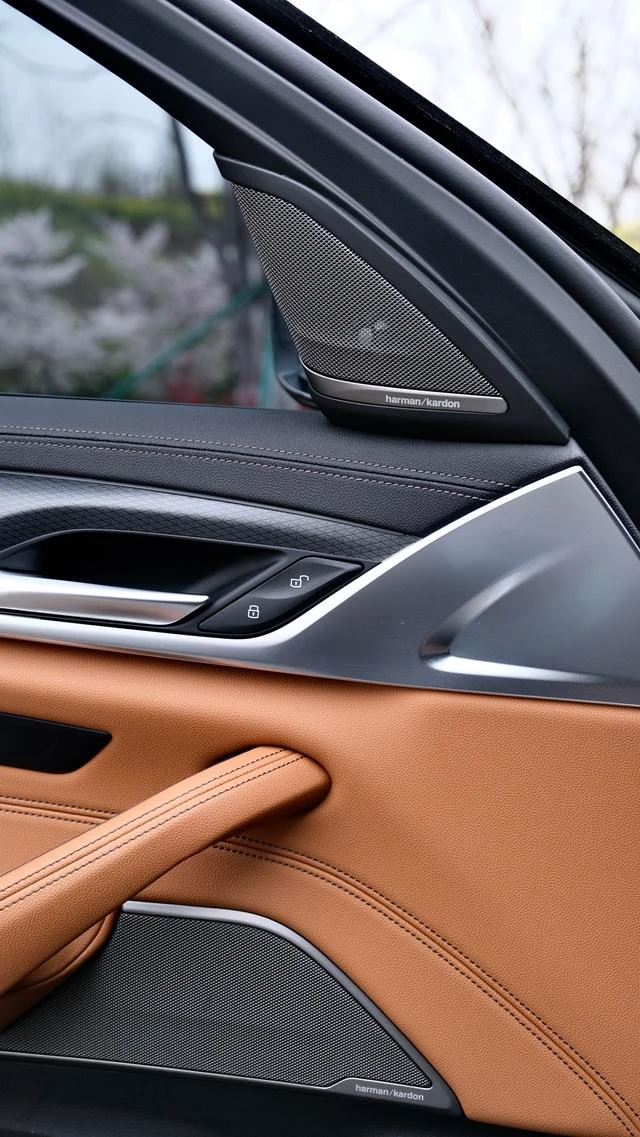 BMW 5 Series 2021 530i M Conjunto deportivo exterior foto 7