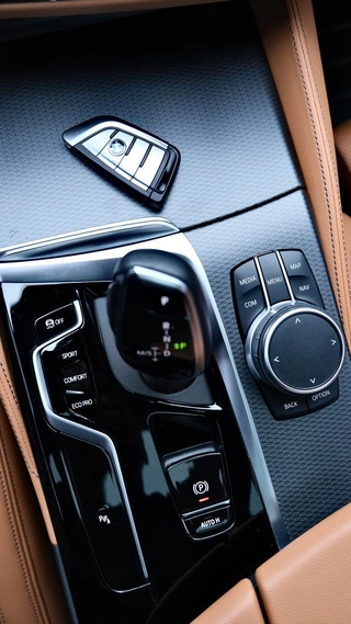 BMW 5 Series 2021 530i M Conjunto deportivo interior foto 10
