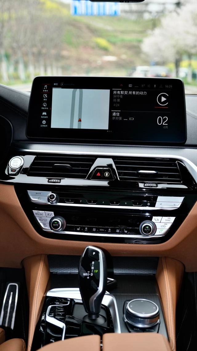 BMW 5 Series 2021 530i M Conjunto deportivo interior foto 11