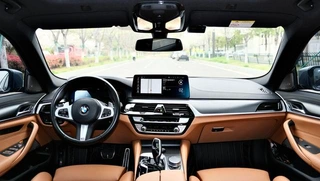 BMW 5 Series 2021 530i M Conjunto deportivo interior foto 12