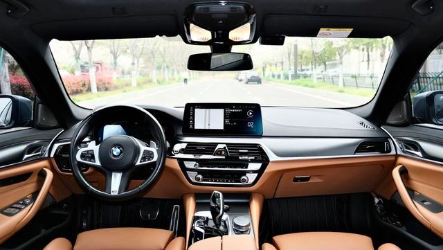 BMW 5 Series 2021 530i M Conjunto deportivo interior foto 12