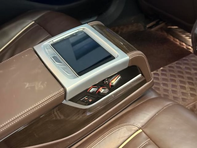 BMW 7 Series 2021 730Li M Sports suit interior photo 7