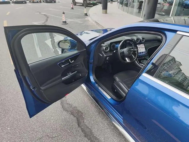Mercedes-Benz C-Class 2023 C 260 L Sports version interior photo 13 Mercedes-Benz C-Class 2023 C 260 L Sports version interior photo 13