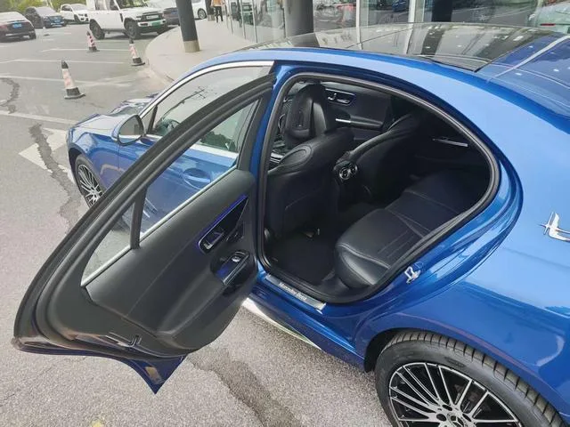 Mercedes-Benz C-Class 2023 C 260 L Sports version interior photo 15 Mercedes-Benz C-Class 2023 C 260 L Sports version interior photo 15