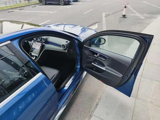 Mercedes-Benz C-Class 2023 C 260 L Sports version interior photo 19 Mercedes-Benz C-Class 2023 C 260 L Sports version interior photo 19
