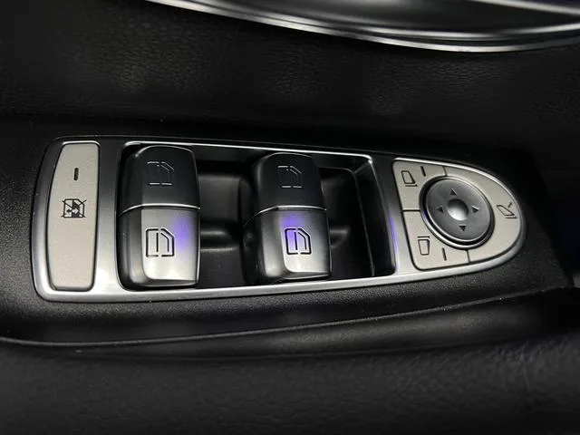 Mercedes-Benz E-Class (Imported) 2021 Restyling E 300 Sports version interior photo 15 Mercedes-Benz E-Class (Imported) 2021 Restyling E 300 Sports version interior photo 15