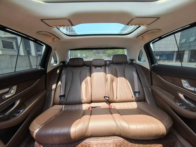 Mercedes-Benz E-Class 2023 E 300 L Luxury type Passenger car interior photo 15 Mercedes-Benz E-Class 2023 E 300 L Luxury type Passenger car interior photo 15