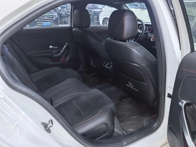 Mercedes-Benz A-Class 2023 A 200 L Voiture de sport version mode intérieur photo 8 Mercedes-Benz A-Class 2023 A 200 L Voiture de sport version mode intérieur photo 8
