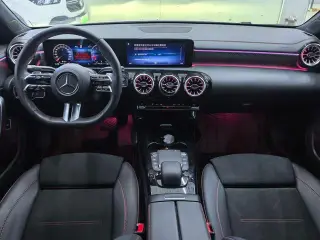 Mercedes-Benz A-Class 2023 A 200 L Voiture de sport version mode intérieur photo 11 Mercedes-Benz A-Class 2023 A 200 L Voiture de sport version mode intérieur photo 11