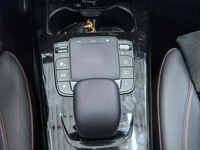Mercedes-Benz A-Class 2023 A 200 L Voiture de sport version mode intérieur photo 14 Mercedes-Benz A-Class 2023 A 200 L Voiture de sport version mode intérieur photo 14