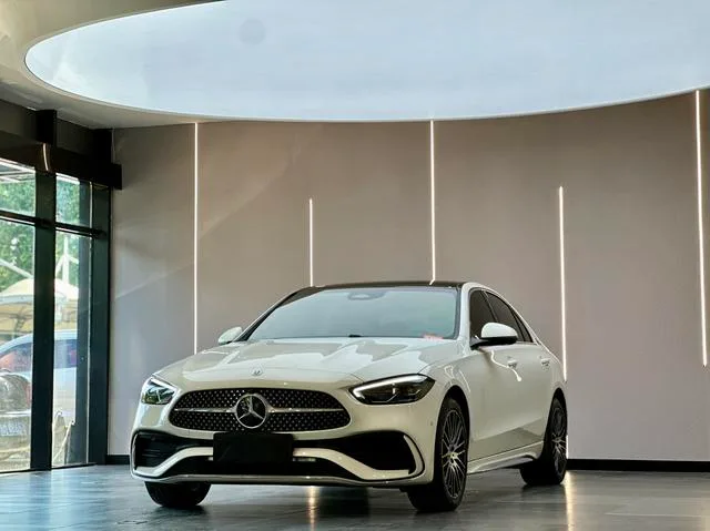 Mercedes-Benz C-Class 2025 C 260 L Versión deportiva exterior foto 1 Mercedes-Benz C-Class 2025 C 260 L Versión deportiva exterior foto 1