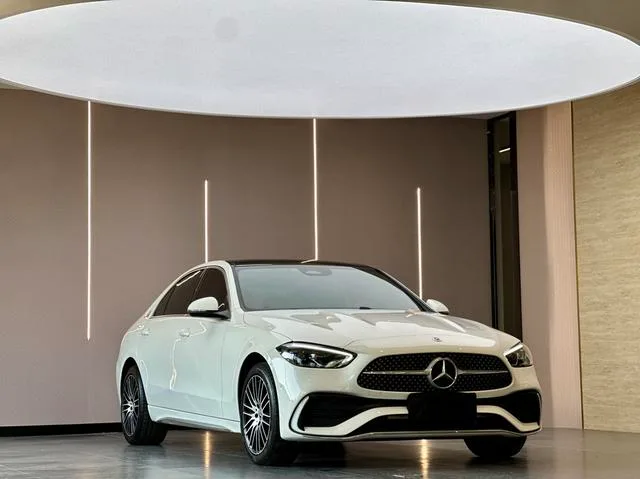 Mercedes-Benz C-Class 2025 C 260 L Versión deportiva exterior foto 3 Mercedes-Benz C-Class 2025 C 260 L Versión deportiva exterior foto 3