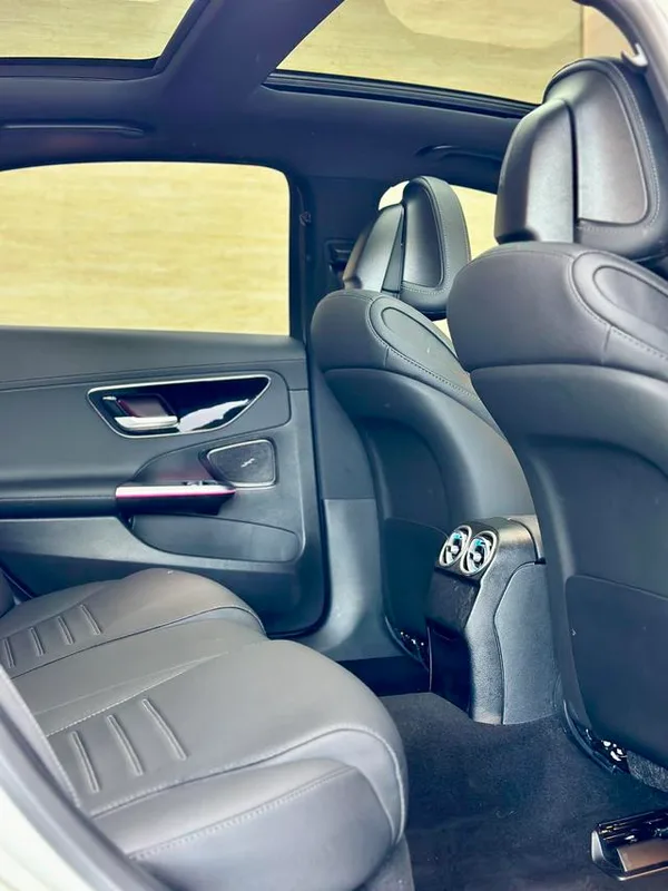 Mercedes-Benz C-Class 2025 C 260 L Versión deportiva interior foto 10 Mercedes-Benz C-Class 2025 C 260 L Versión deportiva interior foto 10