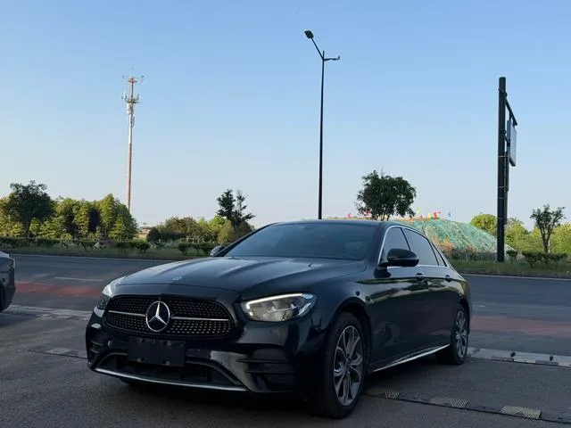 Mercedes-Benz E-Class 2022 Segundo cambio E 300 L De lujo Coche deportivo exterior foto 1 Mercedes-Benz E-Class 2022 Segundo cambio E 300 L De lujo Coche deportivo exterior foto 1