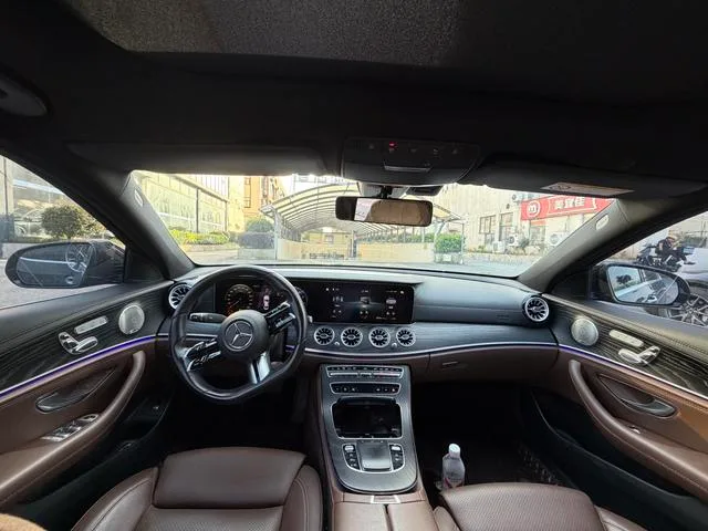 Mercedes-Benz E-Class 2022 Segundo cambio E 300 L De lujo Coche deportivo exterior foto 4 Mercedes-Benz E-Class 2022 Segundo cambio E 300 L De lujo Coche deportivo exterior foto 4