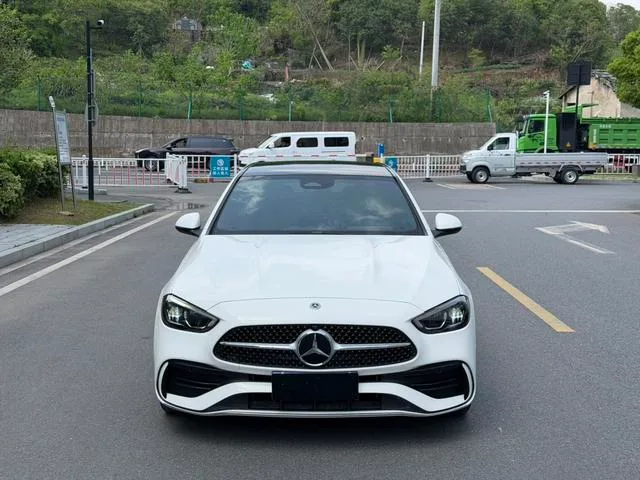 Mercedes-Benz C-Class 2023 C 260 L Versión deportiva exterior foto 2
