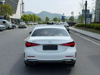 Mercedes-Benz C-Class 2023 C 260 L Versión deportiva exterior foto 5