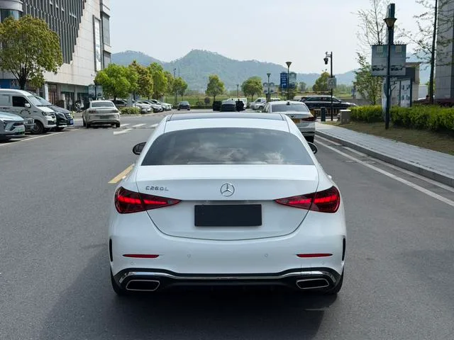 Mercedes-Benz C-Class 2023 C 260 L Versión deportiva exterior foto 5