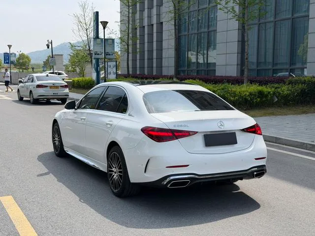 Mercedes-Benz C-Class 2023 C 260 L Versión deportiva exterior foto 6