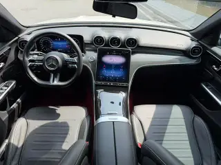 Mercedes-Benz C-Class 2023 C 260 L Versión deportiva interior foto 9