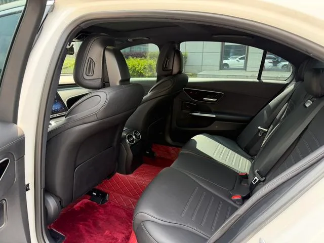 Mercedes-Benz C-Class 2023 C 260 L Versión deportiva interior foto 10