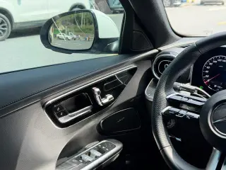 Mercedes-Benz C-Class 2023 C 260 L Versión deportiva interior foto 11