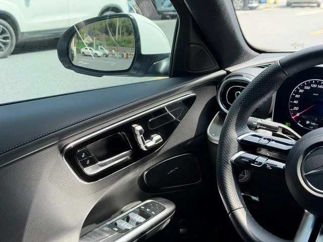 Mercedes-Benz C-Class 2023 C 260 L Versión deportiva interior foto 11
