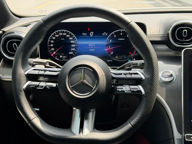Mercedes-Benz C-Class 2023 C 260 L Versión deportiva interior foto 12