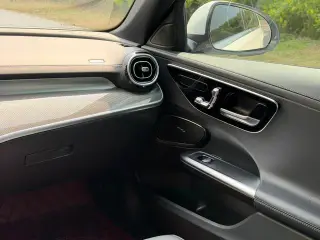 Mercedes-Benz C-Class 2023 C 260 L Versión deportiva interior foto 13