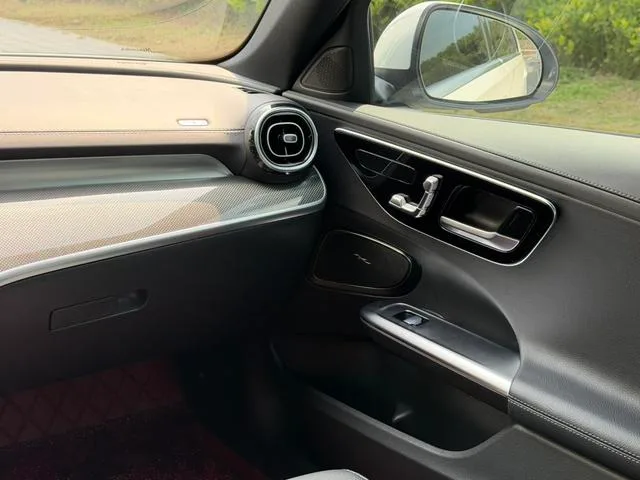 Mercedes-Benz C-Class 2023 C 260 L Versión deportiva interior foto 13