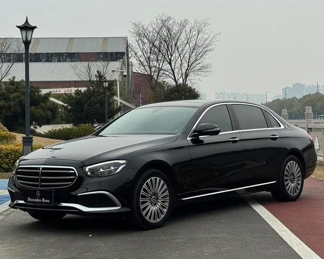 Mercedes-Benz E-Class 2023 E 300 L De lujo Coche exterior foto 1 Mercedes-Benz E-Class 2023 E 300 L De lujo Coche exterior foto 1