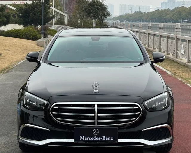 Mercedes-Benz E-Class 2023 E 300 L De lujo Coche exterior foto 2 Mercedes-Benz E-Class 2023 E 300 L De lujo Coche exterior foto 2