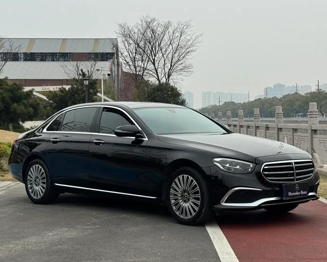 Mercedes-Benz E-Class 2023 E 300 L De lujo Coche exterior foto 3 Mercedes-Benz E-Class 2023 E 300 L De lujo Coche exterior foto 3