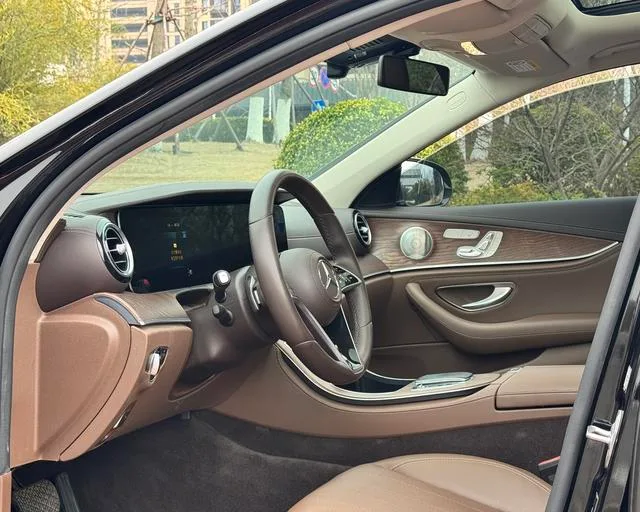 Mercedes-Benz E-Class 2023 E 300 L De lujo Coche exterior foto 4 Mercedes-Benz E-Class 2023 E 300 L De lujo Coche exterior foto 4