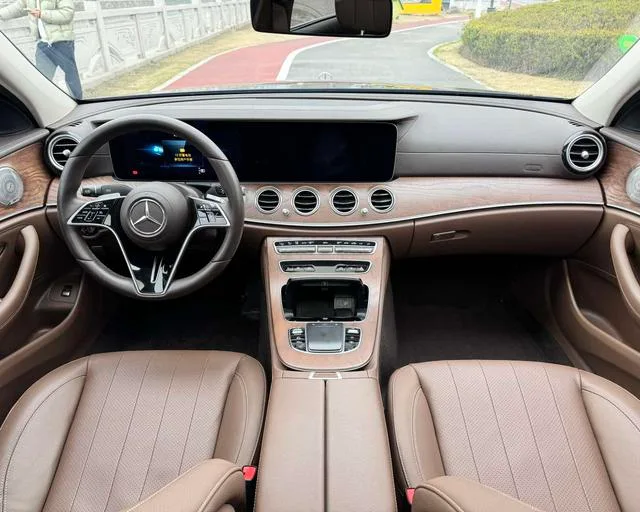 Mercedes-Benz E-Class 2023 E 300 L De lujo Coche exterior foto 6 Mercedes-Benz E-Class 2023 E 300 L De lujo Coche exterior foto 6
