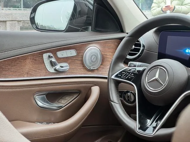 Mercedes-Benz E-Class 2023 E 300 L De lujo Coche interior foto 9 Mercedes-Benz E-Class 2023 E 300 L De lujo Coche interior foto 9