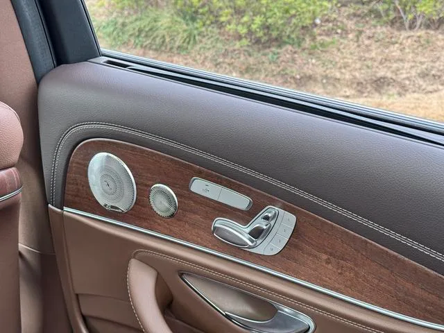 Mercedes-Benz E-Class 2023 E 300 L De lujo Coche interior foto 10 Mercedes-Benz E-Class 2023 E 300 L De lujo Coche interior foto 10