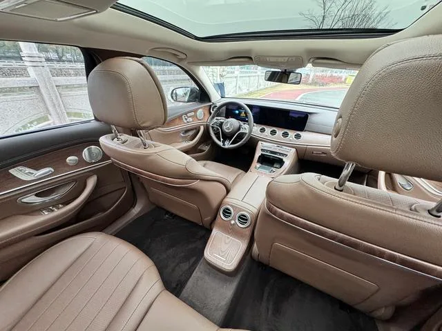 Mercedes-Benz E-Class 2023 E 300 L De lujo Coche interior foto 11 Mercedes-Benz E-Class 2023 E 300 L De lujo Coche interior foto 11
