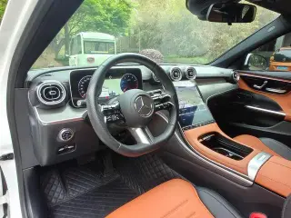 Mercedes-Benz C-Class 2024 Mise à jour C 260 L Version sportive intérieur photo 12 Mercedes-Benz C-Class 2024 Mise à jour C 260 L Version sportive intérieur photo 12