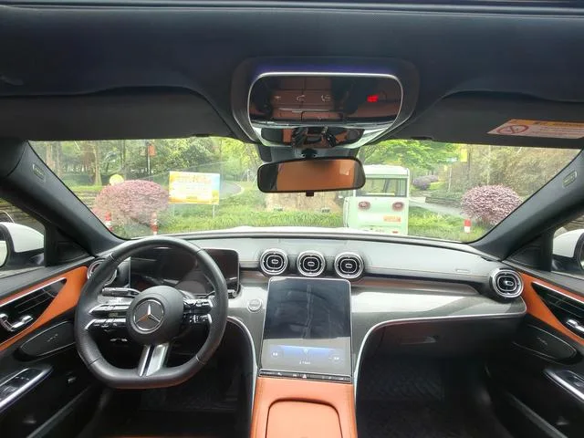 Mercedes-Benz C-Class 2024 Mise à jour C 260 L Version sportive intérieur photo 14 Mercedes-Benz C-Class 2024 Mise à jour C 260 L Version sportive intérieur photo 14