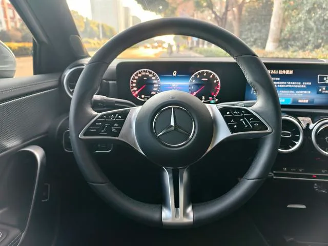 Mercedes-Benz A-Class 2025 A 180 L interior foto 10 Mercedes-Benz A-Class 2025 A 180 L interior foto 10