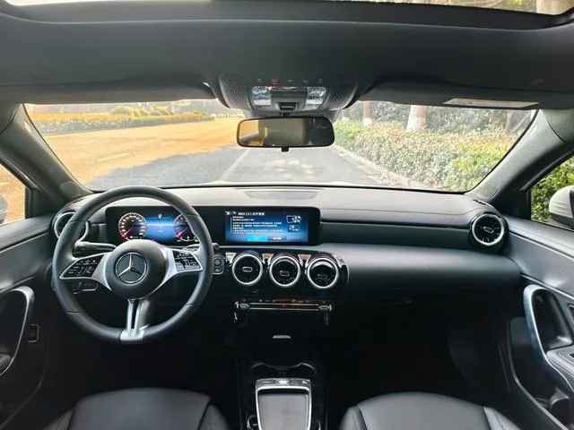 Mercedes-Benz A-Class 2025 A 180 L interior foto 11 Mercedes-Benz A-Class 2025 A 180 L interior foto 11
