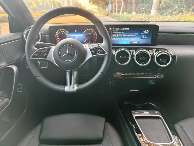Mercedes-Benz A-Class 2025 A 180 L interior foto 12 Mercedes-Benz A-Class 2025 A 180 L interior foto 12