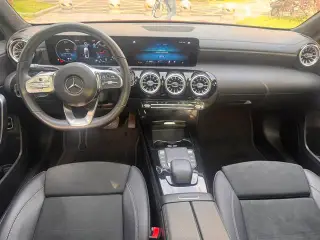 Mercedes-Benz A-Class 2023 A 200 L Edición de moda de coche deportivo interior foto 7 Mercedes-Benz A-Class 2023 A 200 L Edición de moda de coche deportivo interior foto 7