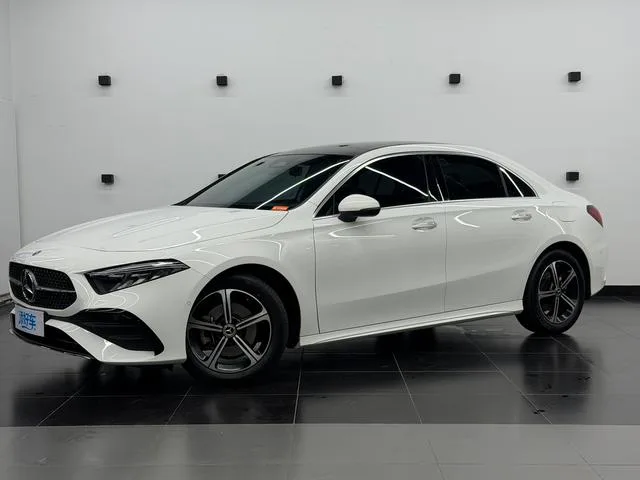 Mercedes-Benz A-Class 2023 A 200 L Voiture de sport version mode extérieur photo 1 Mercedes-Benz A-Class 2023 A 200 L Voiture de sport version mode extérieur photo 1