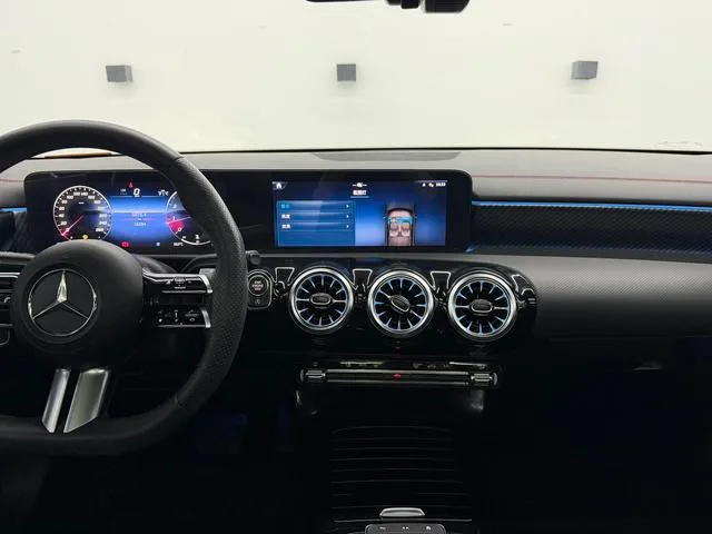 Mercedes-Benz A-Class 2023 A 200 L Voiture de sport version mode intérieur photo 8 Mercedes-Benz A-Class 2023 A 200 L Voiture de sport version mode intérieur photo 8