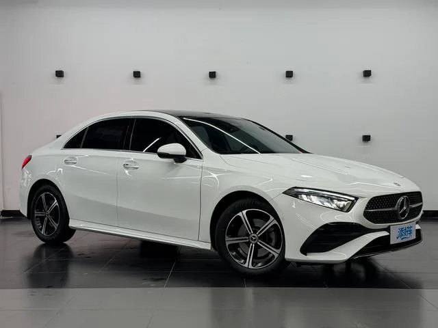 Mercedes-Benz A-Class 2023 A 200 L Voiture de sport version mode intérieur photo 11 Mercedes-Benz A-Class 2023 A 200 L Voiture de sport version mode intérieur photo 11