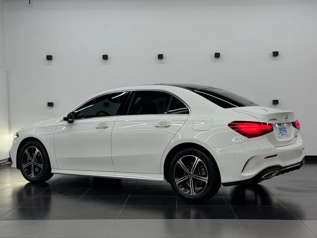 Mercedes-Benz A-Class 2023 A 200 L Voiture de sport version mode intérieur photo 13 Mercedes-Benz A-Class 2023 A 200 L Voiture de sport version mode intérieur photo 13